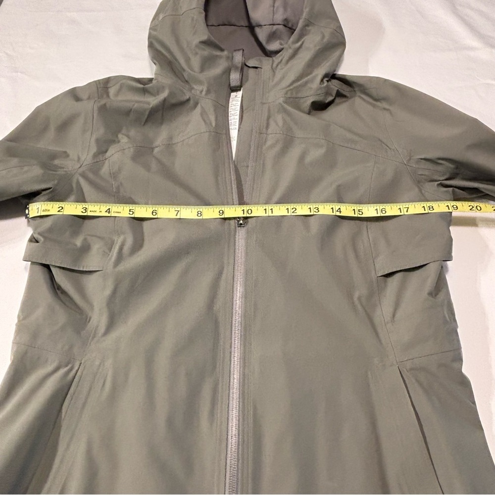 lululemon athletica Women's Olive Hooded Raincoat - Picture 7 of 13